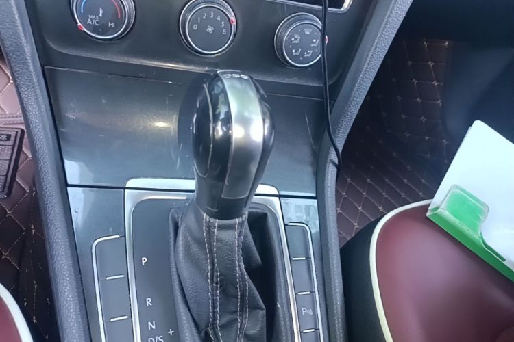 Volkswagen Golf 2017 car image #14