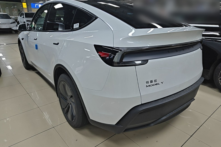Tesla Model Y 2026 #5 Tesla Model Y 2026 car image #5