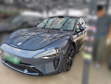 MI SU7 2024 immagine di auto 