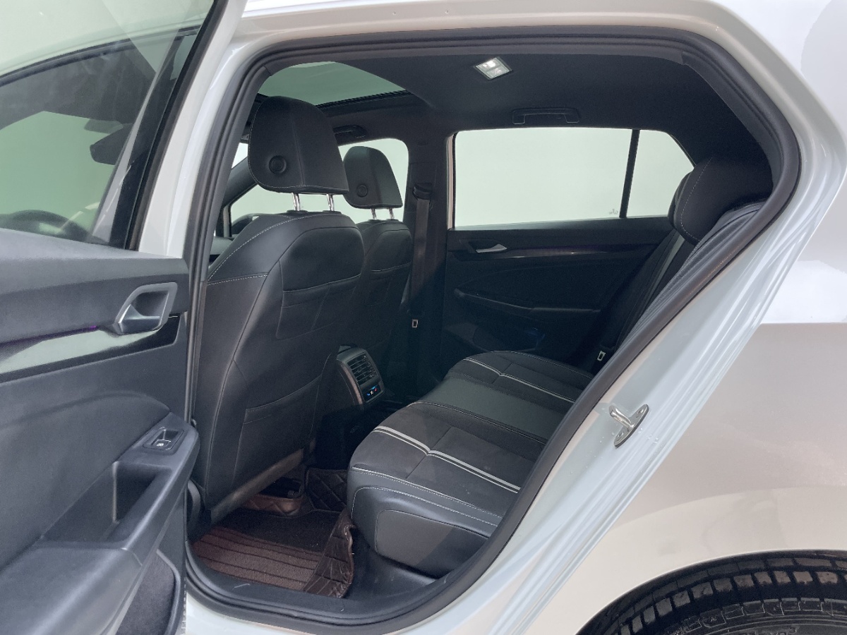 Volkswagen Golf 2023 car image #9