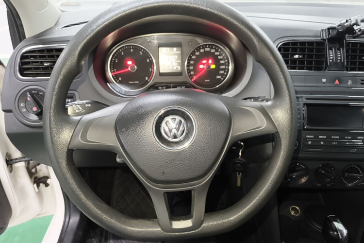 Volkswagen Polo 2015 car image #11