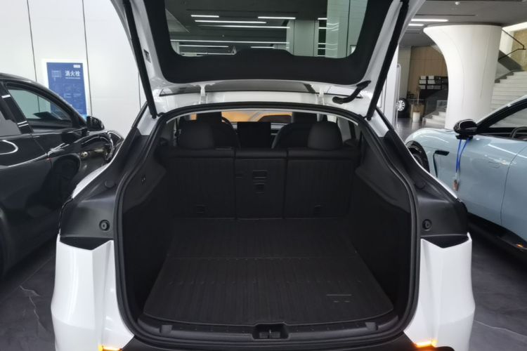 Tesla Model Y 2025 #19 Tesla Model Y 2025 immagine di auto #19