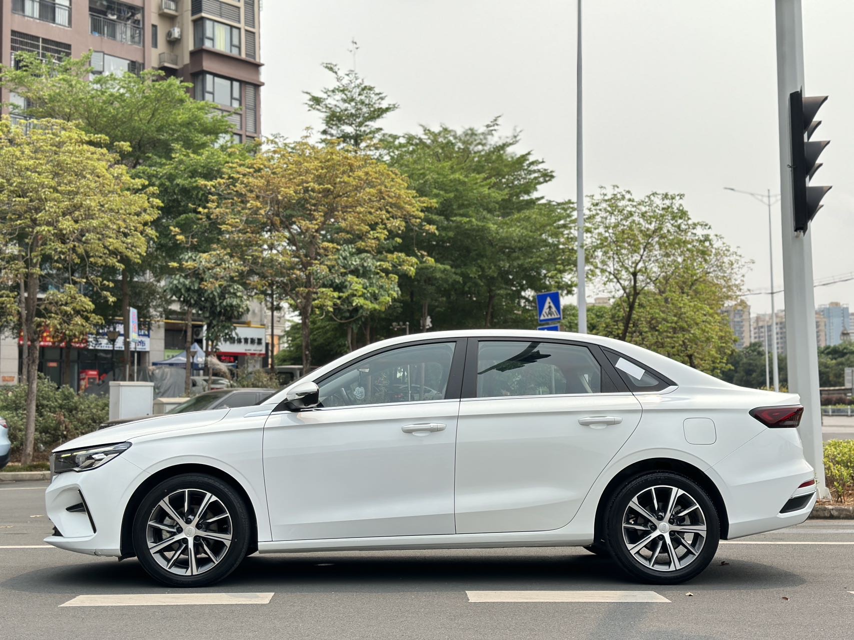 GEELY Emgrand 2023 imagen de coche #7