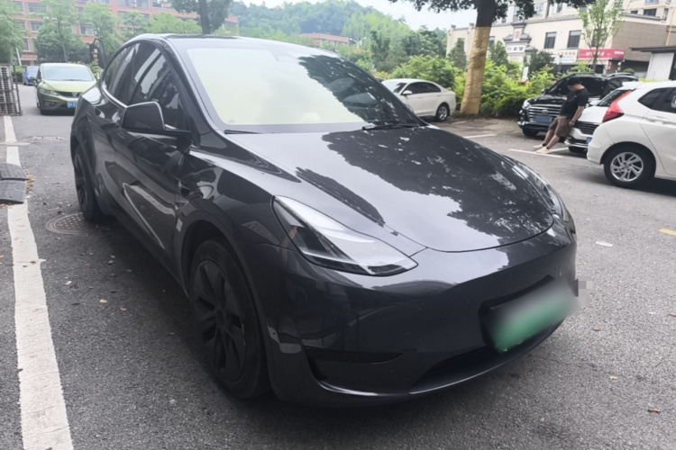 Tesla Model Y 2025 #4 Tesla Model Y 2025 car image #4