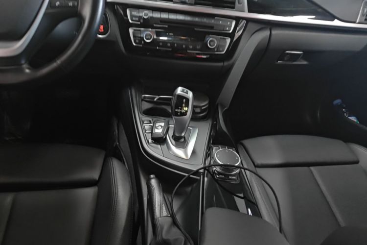 BMW 3 Series 2019 car image #14
