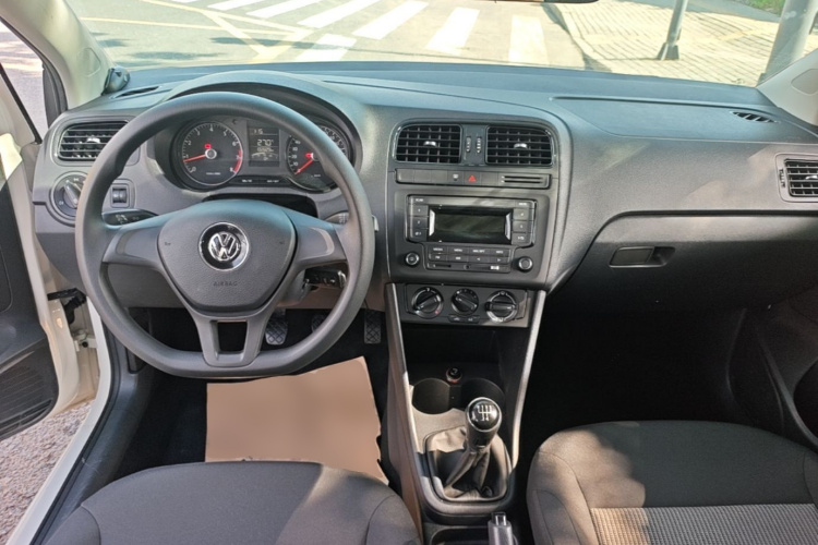 Volkswagen Polo 2015 car image #10
