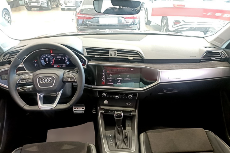 Audi Q3 2020 car image #10