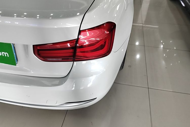 BMW 3 Series 2018 car image #8