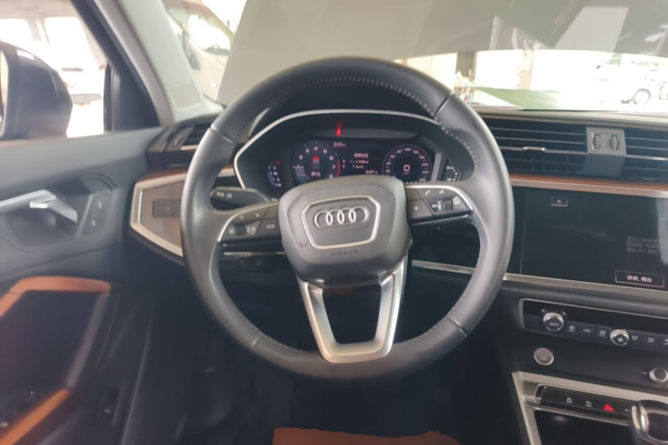 Audi Q3 2020 car image #11