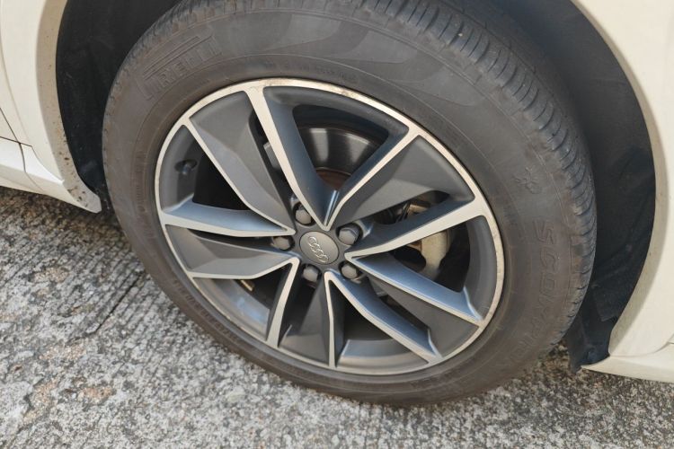 Audi Q3 2019 car image #9