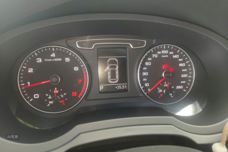Audi Q3 2015 car image #13