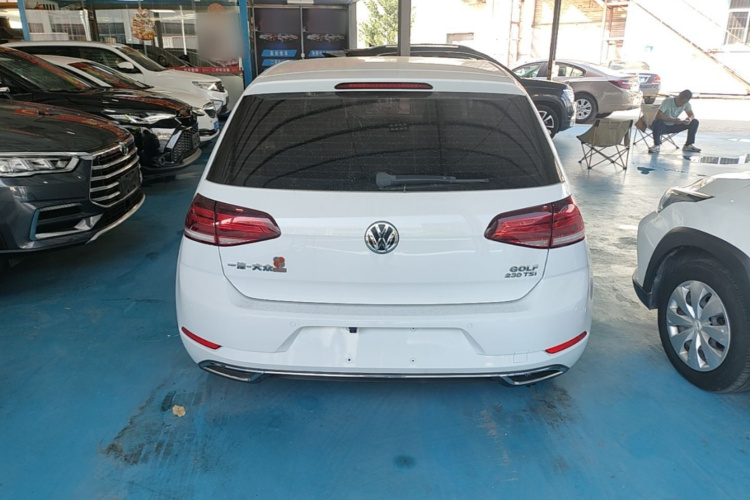 Volkswagen Golf 2018 car image #6