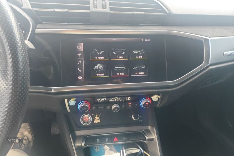 Audi Q3 2020 car image #15