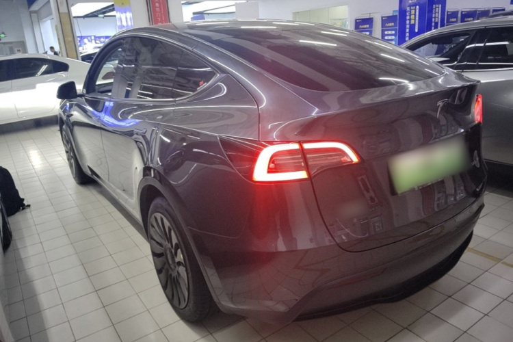 Tesla Model Y 2024 #5 Tesla Model Y 2024 car image #5
