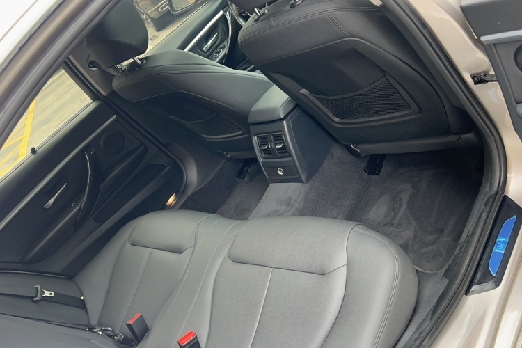 BMW 3 Series 2018 car image #27