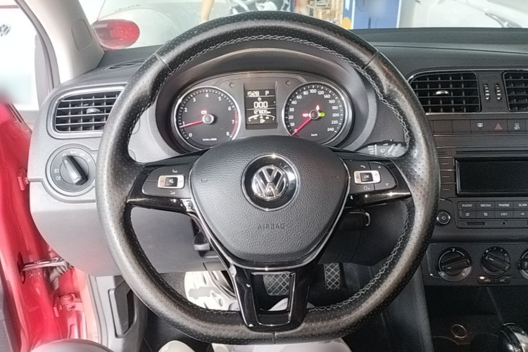 Volkswagen Polo 2015 car image #11