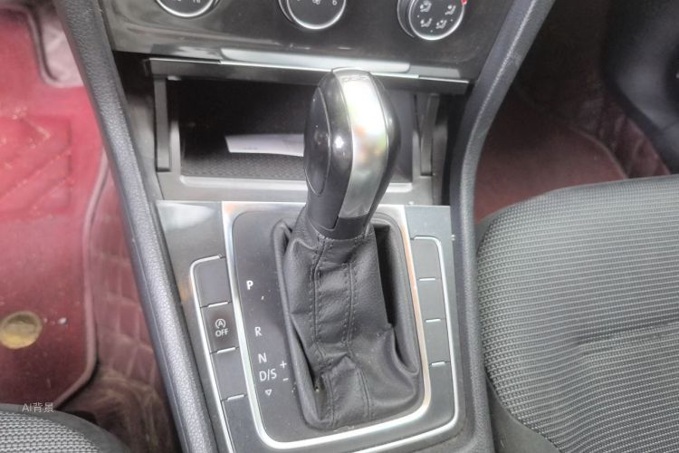 Volkswagen Golf 2019 car image #16