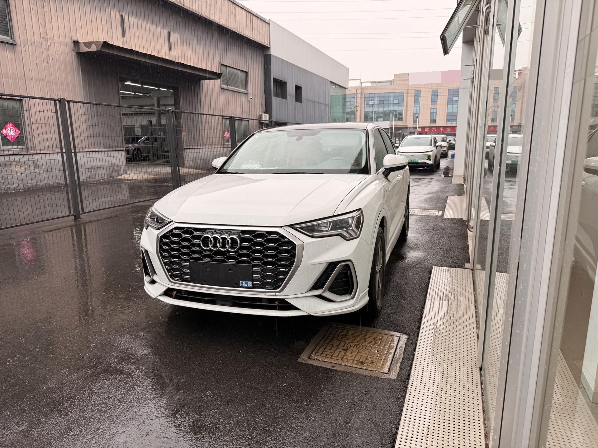 Audi Q3 2021 car image #3