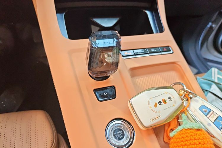 GEELY Boyue L 2025 car image #14