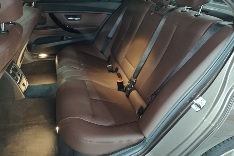 BMW 3 Series 2018 car image #17