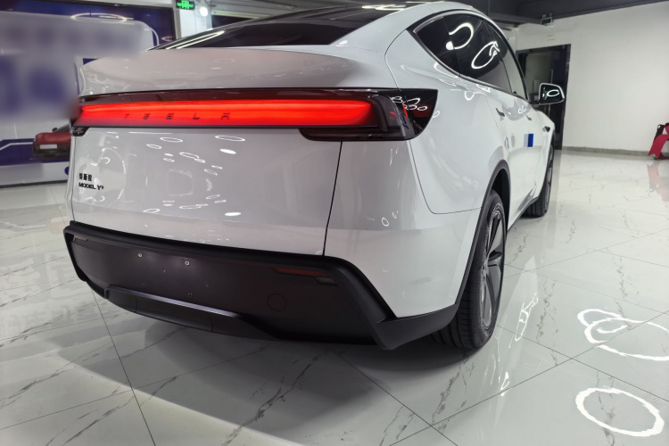 Tesla Model Y 2026 #6 Tesla Model Y 2026 car image #6