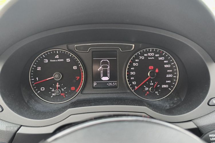 Audi Q3 2016 car image #13