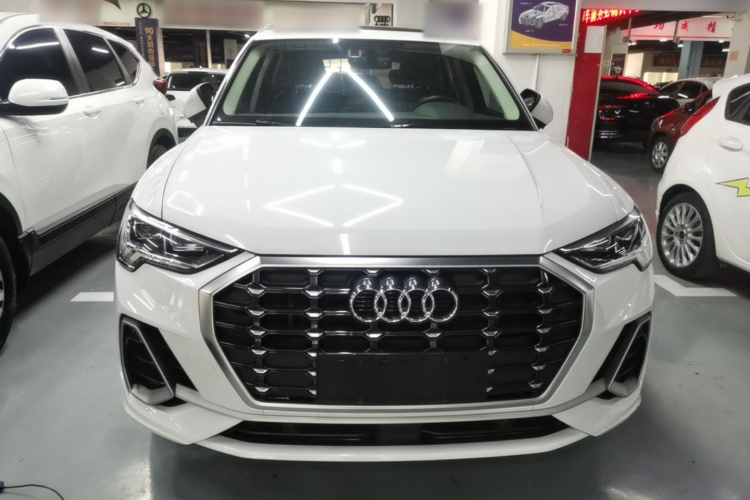 Audi Q3 2020 car image #3