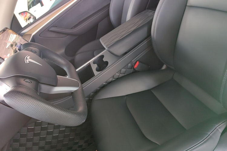 Tesla Model Y 2023 immagine di auto #15