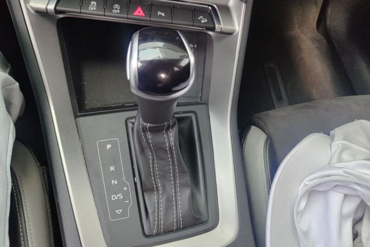 Audi Q3 2019 car image #16