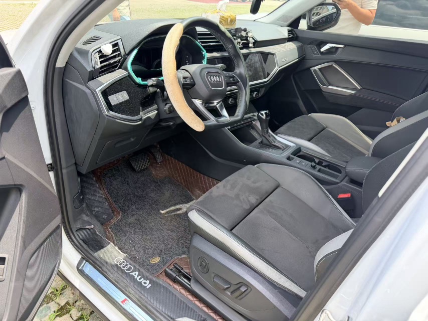 Audi Q3 2023 car image #3