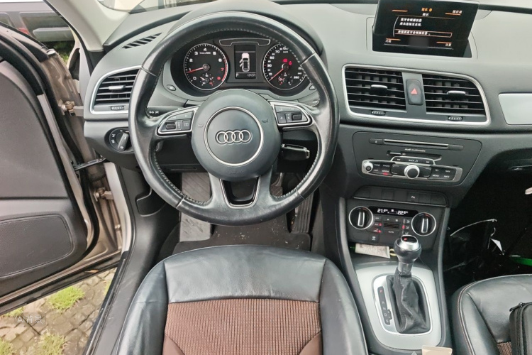 Audi Q3 2017 car image #12