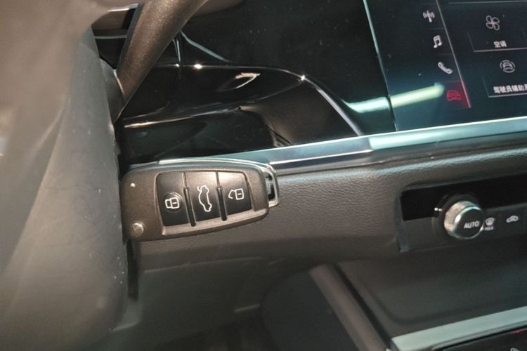 Audi Q3 2019 car image #9