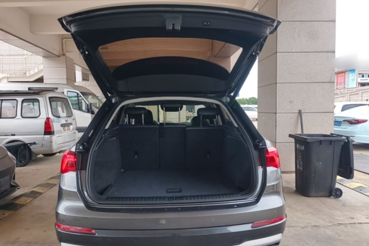 Audi Q3 2020 car image #19