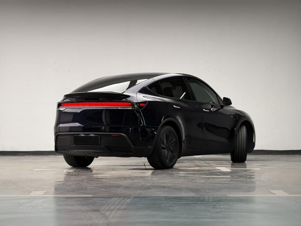 Tesla Model Y 2025 #4 Tesla Model Y 2025 car image #4