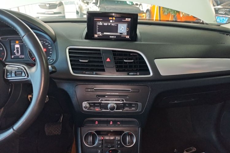 Audi Q3 2018 car image #13