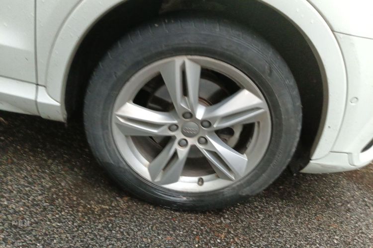 Audi Q3 2016 car image #9