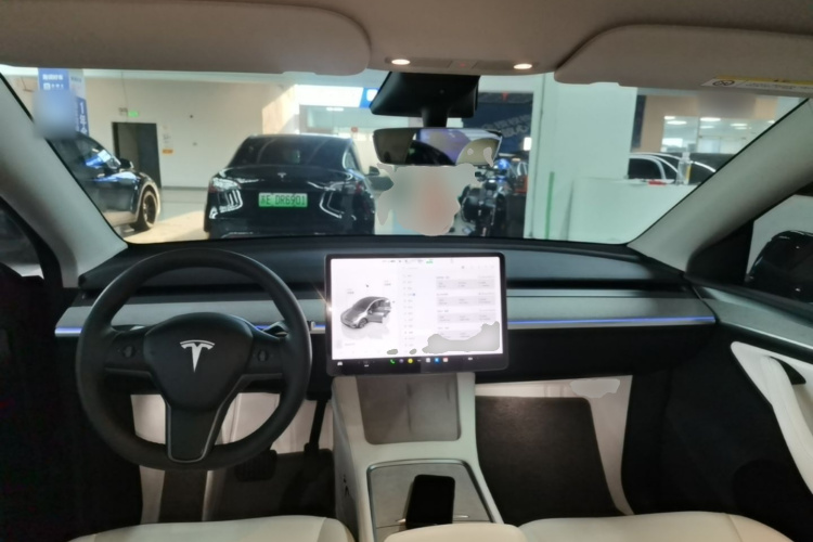 Tesla Model Y 2023 immagine di auto #10