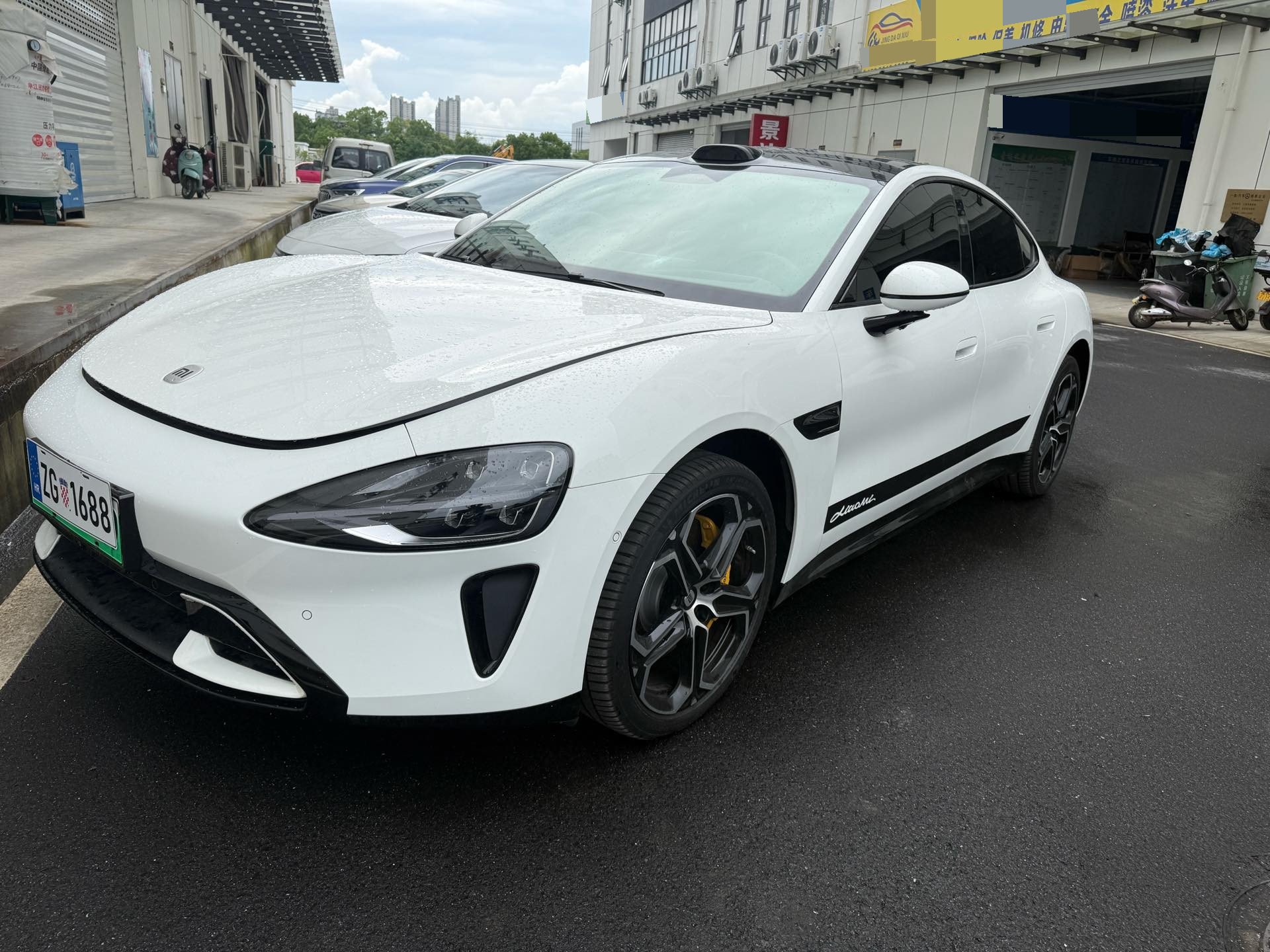 MI SU7 2025 immagine di auto 