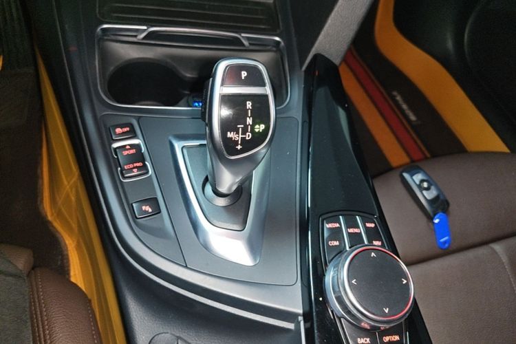 BMW 3 Series 2019 immagine di auto #14