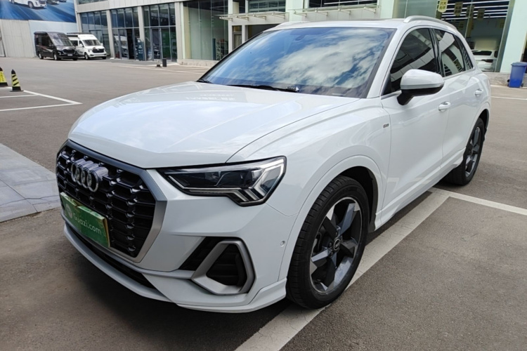 Audi Q3 2021 car image #2