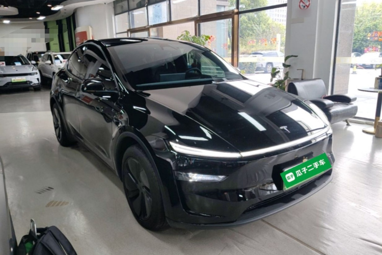 Tesla Model Y 2025 #4 Tesla Model Y 2025 car image #4