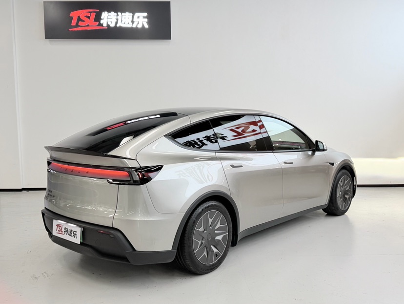 Tesla Model Y L 2025 #2 Tesla Model Y L 2025 car image #2