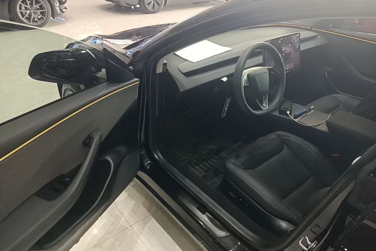 Tesla Model 3 2026 immagine di auto #16