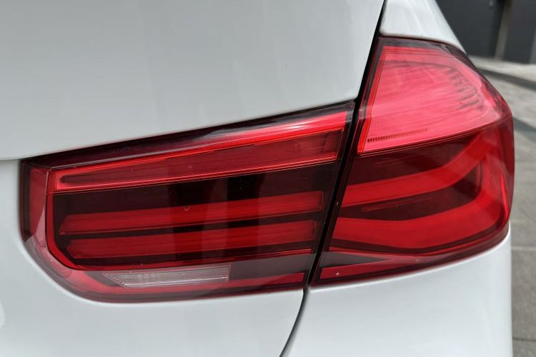 BMW 3 Series 2018 car image #11