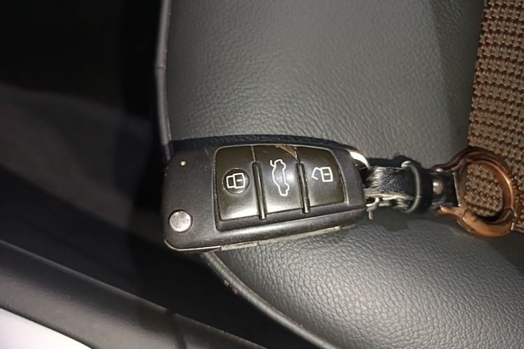 Audi Q3 2016 car image #9