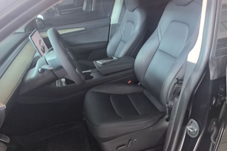 Tesla Model Y 2023 car image #15