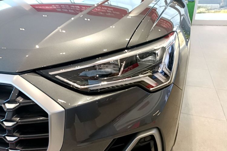 Audi Q3 2020 car image #23