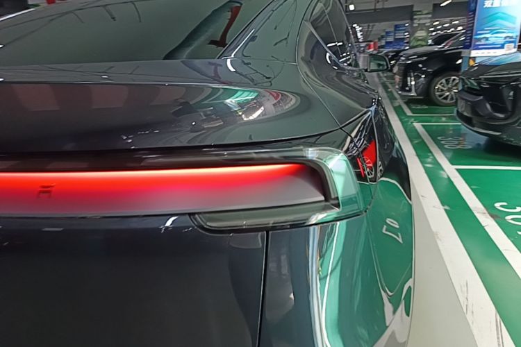 Tesla Model Y 2025 immagine di auto #8