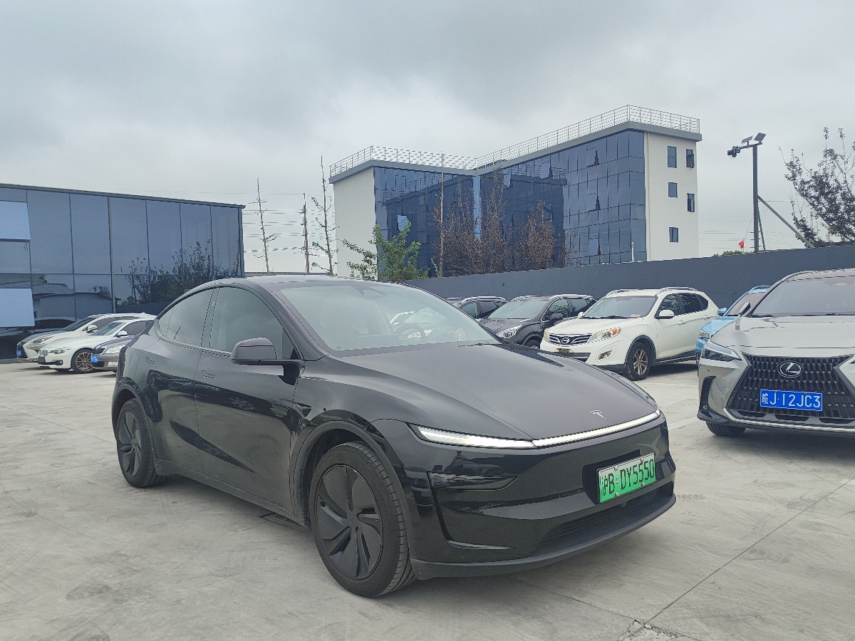 Tesla Model Y 2025 #3 Tesla Model Y 2025 car image #3