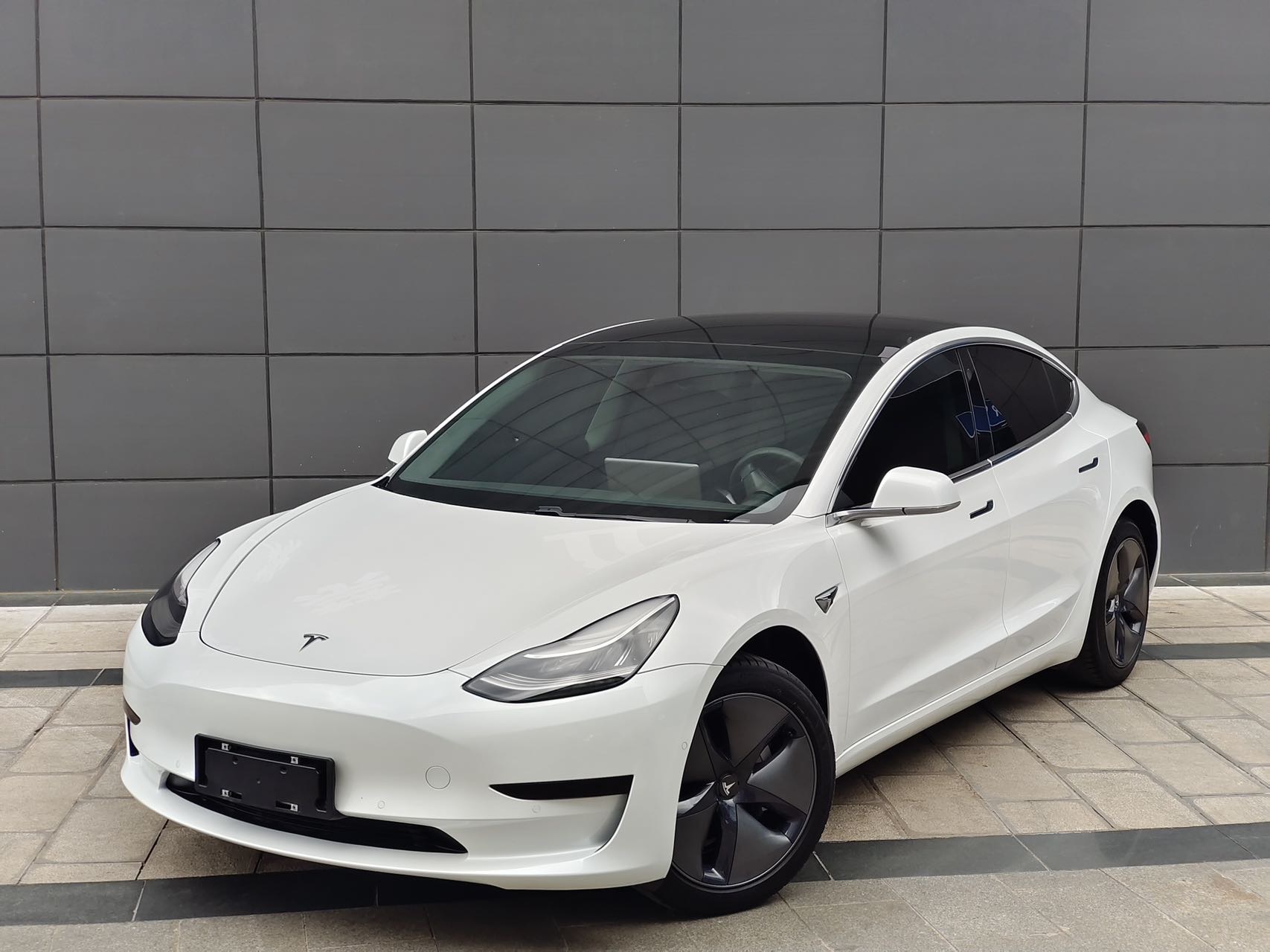 Tesla Model 3 2020 car image 